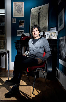 Le dessinateur de presse Patrick Chappatte pose dans son atelier pour le projet de fin de CFC, le mardi 2 mars 2021  Gen ve. (© Gabriel Monnet)