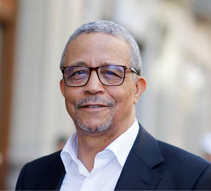 • La fourniture de cette image ne vaut aucunement cession des droits sur ladite image. • Toute modification ou alt ration de l'image est interdite sans autorisation expresse de l'auteur de l'image. • Les droits de reproduction et de repr sentation de cette image sont c d s par Ana Portnoy aux ditions Flammarion, pour la presse,  r seaux sociaux et la promotion de l’ouvrage « C ur d’amande » de Yasmina Khadra (utilisation avec achat d'espace exclue),  en langue fran aise, pour la dur e de commercialisation de l’ouvrage.  Toute autre utilisation est strictement interdite. Pour tout autre usage, il vous appartient de vous rapprocher des  ditions Flammarion.